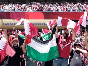 مشجعو قطر يهتفون "الحرية لفلسطين" بعد التعادل التاريخي مع سويسرا