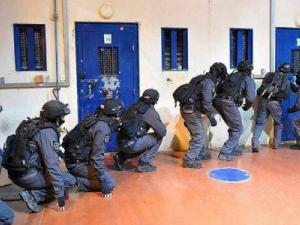 وحدات القمع تقتحم قسم "5" في سجن "رامون" وتنقل كل من فيه إلى "نفحة"