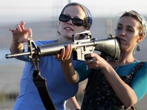 المتحدث باسم شرطة الاحتلال يدعو المستوطنين لحمل السلاح