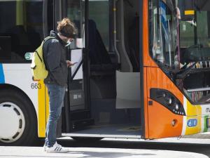بلد أوروبي يفتح "كل شيء" ويهدي السكان قسائم فندقية مجانية