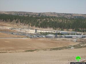 الاحتلال يتلف بسطات الباعة على معبر وادي الخليل