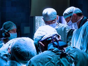 الرئيس يتكفل بعلاج طفلة بترت ساقها في معصرة زيتون 