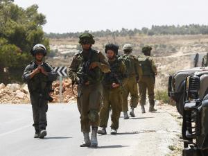 مستوطن يقتحم منزلا في بيت أمر شمال الخليل