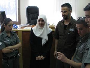 محكمة الاحتلال المركزية تسمح لأسيرة لقاء زوجها الأسير
