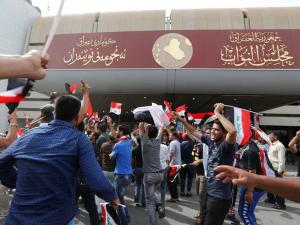 صور | متظاهرون يقتحمون المنطقة الخضراء ببغداد  