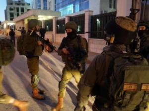 مداهمات واعتقالات واسعة للاحتلال بالضفة والقدس