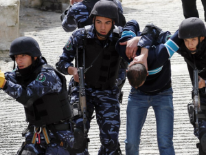 الشرطة تقبض على المطلوب الأخطر بجرائم السرقة في الخليل