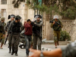 بالأسماء : اعتقالات واسعة في مناطق متفرقة بالضفة