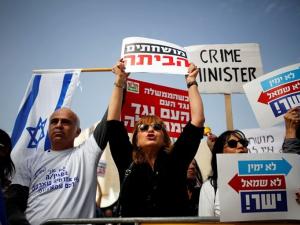 منظمو الاحتجاجات في إسرائيل يعلنون استمرارها اليوم رغم عملية تل أبيب