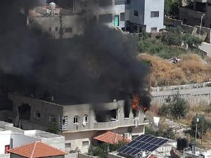مستوطنون يحرقون منزلاً جنوب نابلس