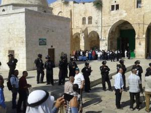 عشرات المستوطنين يقتحمون الأقصى وسط قيود مشددة