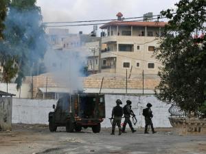 قوات الاحتلال تقتحم عدة مدن في الضفة وسط اندلاع اشتباكات مُسلحة