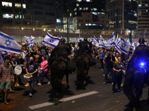 عشرات الآلاف يتظاهرون في عشرات المواقع احتجاجا على خطة إضعاف القضاء: إغلاق شوارع رئيسية ومناوشات