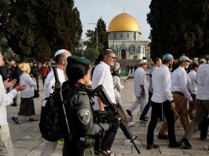 عشرات المستوطنين يقتحمون الأقصى