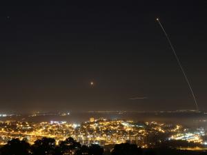 العثور على مكان سقوط صاروخ قرب عسقلان