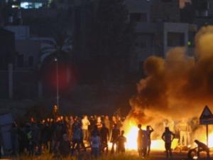 إصابات في مواجهات مع الاحتلال بمخيم العروب واعتقال أربعة مواطنين في يطا