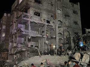 ليلة عنيفة على غزة قبل ساعات من الهدنة.. مجزرة بجباليا وقصف للمستشفى الإندونيسي، وحصيلة الشهداء تقترب من 15 ألفاً