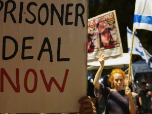 مقتل الأسرى الـ3 بغزة “يؤجج” الشارع ضد نتنياهو.. تظاهرة أمام مبنى “الدفاع” بتل أبيب وتهديد بالإضراب عن الطعام