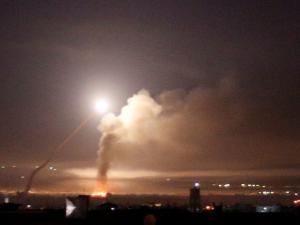 الاحتلال يشن هجوماً “عنيفاً” على سوريا.. استهدف مواقع عدة في المنطقة الوسطى بـ15 غارة جوية