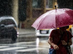 حالة الطقس: أجواء غائمة وأمطار متفرقة