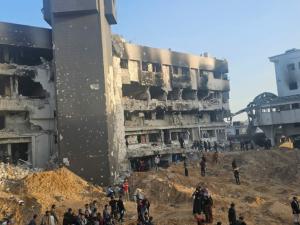 جيش الاحتلال ينسحب من مجمع الشفاء في غزة.. ترك خلفه دماراً هائلاً وجثثاً بالشوارع وتحت الأرض