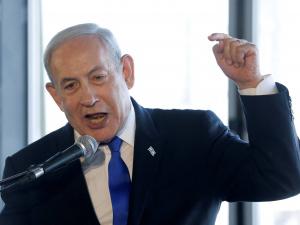 نتنياهو “المتوتر” أمام 3 أزمات: مذكرة اعتقال دولية، ووزيران يهددان بحل الحكومة، وفيديوهات “القسام”