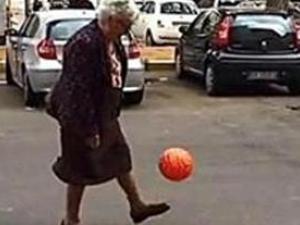 بالفيديو: عجوز تتحدى ميسي في "مهاراتها الكروية"