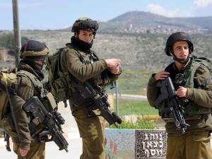 الاحتلال يعتقل 4 شبان شمال غرب القدس
