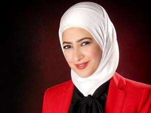 مذيعة فلسطينية تقاضي قناة أمريكية لمنعها الظهور بسبب حجابها