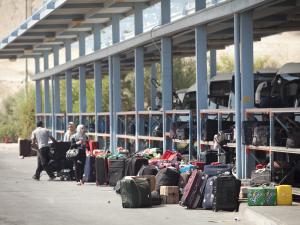 الاحتلال يعتقل 3 مواطنين على معبر الكرامة