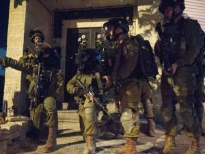 إصابتان واعتقالات خلال اقتحام الاحتلال مخيم عسكر