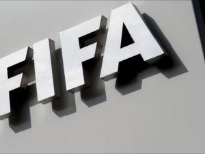 فيغو ينفي عزمه الانسحاب من سباق رئاسة الفيفا