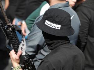 "يديعوت": 100 مسلح فلسطيني معًا قد يقلبون الأوضاع الأمنية