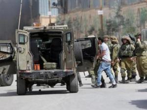 حملة اعتقالات واسعة في الضفة المحتلة بعد اقتحام منازل المواطنين