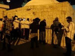 وسط مواجهات عنيفة.. مستوطنون يقتحمون قبر يوسف بحماية مشددة