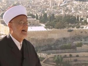 قوات الاحتلال تقتحم منزل خطيب المسجد الأقصى وتسلمه استدعاء للتحقيق