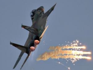 الاحتلال يعترف بمحاولة استهداف طائراته بالصواريخ في سماء غزة