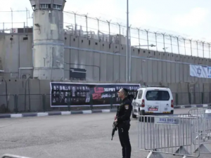 حرمان الأسرى من المعدات الطبية في سجون الاحتلال: إهمال طبي مركب