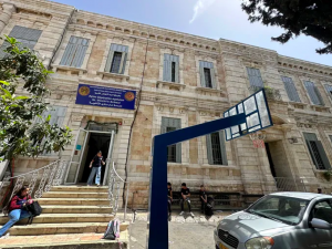 مدارس مسيحية بالقدس تعلق الدوام لعدم تجديد إسرائيل تصاريح 70 معلما وموظفا