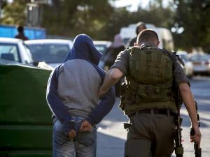 الاحتلال يعتقل طفلًا من الخليل