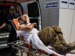 إذاعة الاحتلال: أحد مصابي عملية القدس وضعه خطير ويحتاج مدة طويلة لإعادة تأهيله