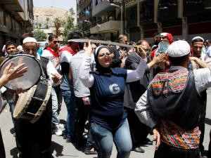 بالفيديو: بالخطأ ..مراسلة التليفزيون السوري تدعو الناخبين للحديث بـ"حكي حلو"