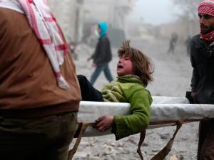 سوريا: قصف تجمعٍ للاجئين الفلسطينيين ببراميل متفجّرة