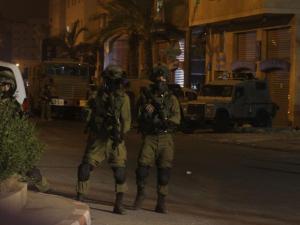 الاحتلال يعتقل 8 مواطنين بينهم أشقاء في الخليل