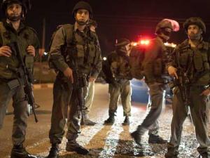 الاحتلال يعتقل 4 أشقاء من بلدة بيت أمر