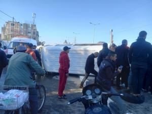 8 اصابات بانقلاب حافلة وسط قطاع غزة