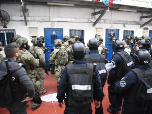 توتر شديد بسجن "النقب" عقب اقتحام غرفة الأسير ظافر الريماوي