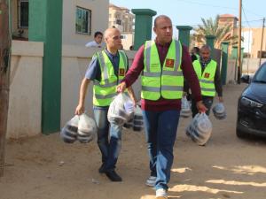 بنك فلسطين يوفر آلاف من الوجبات الغذائية الساخنة لصالح النازحين في مراكز الإيواء بقطاع غزة