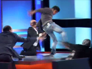 بالفيديو ...هل يعتذر الطفل أحمد الذي ركل والدته أمام المشاهدين؟