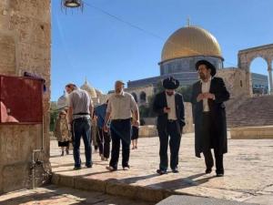 عشرات المستوطنين يقتحمون ساحات الأقصى